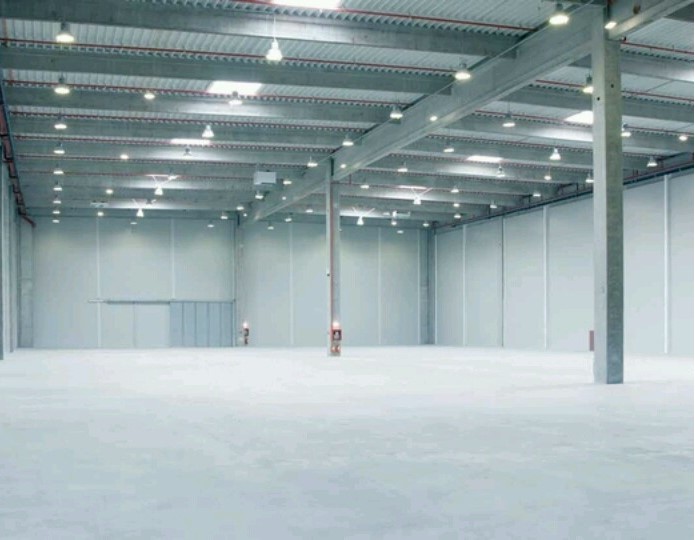 Perbedaan Struktur Baja untuk Pabrik, Gudang, dan Showroom | HDP